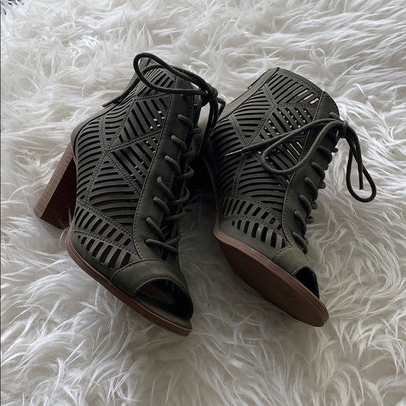 Olive green open tie heals - Picture 1 of 2